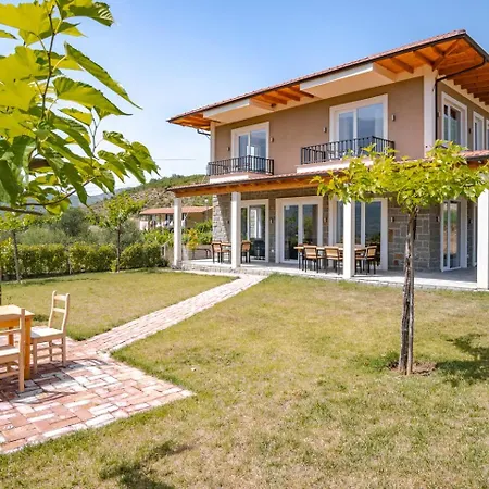 Lumo & Pool Villa Përmet