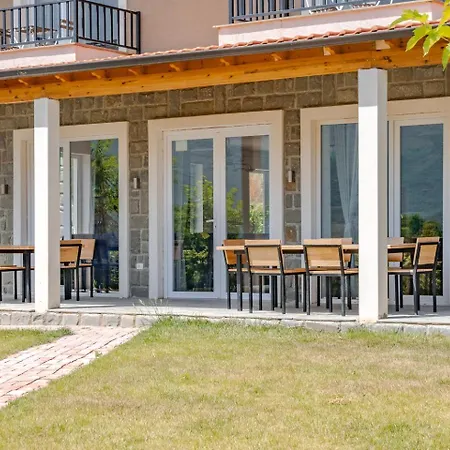 Bujtina Lumo & Pool Villa Permet