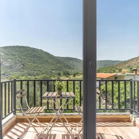 Bujtina Lumo & Pool Villa