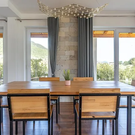 Bujtina Lumo & Pool Villa *