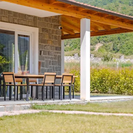 Bujtina Lumo & Pool Villa Permet