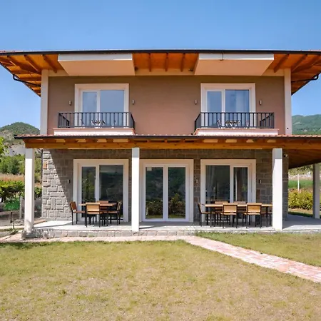 Bujtina Lumo & Pool Villa