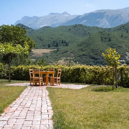 Bujtina Lumo & Pool Villa Permet