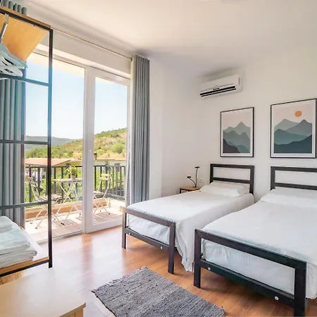 Bujtina Lumo & Pool Villa Permet