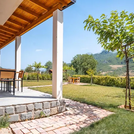 Villa Bujtina Lumo & Pool *