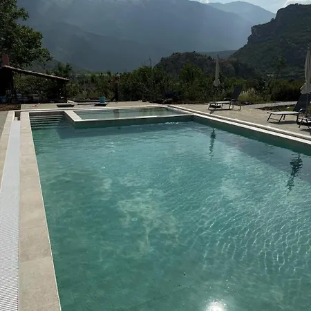 Bujtina Lumo & Pool Villa Përmet